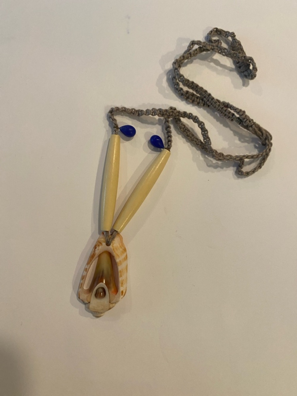 Luhuanus vintage Shell Pendant Necklace with Natural Tones and Blue Accents